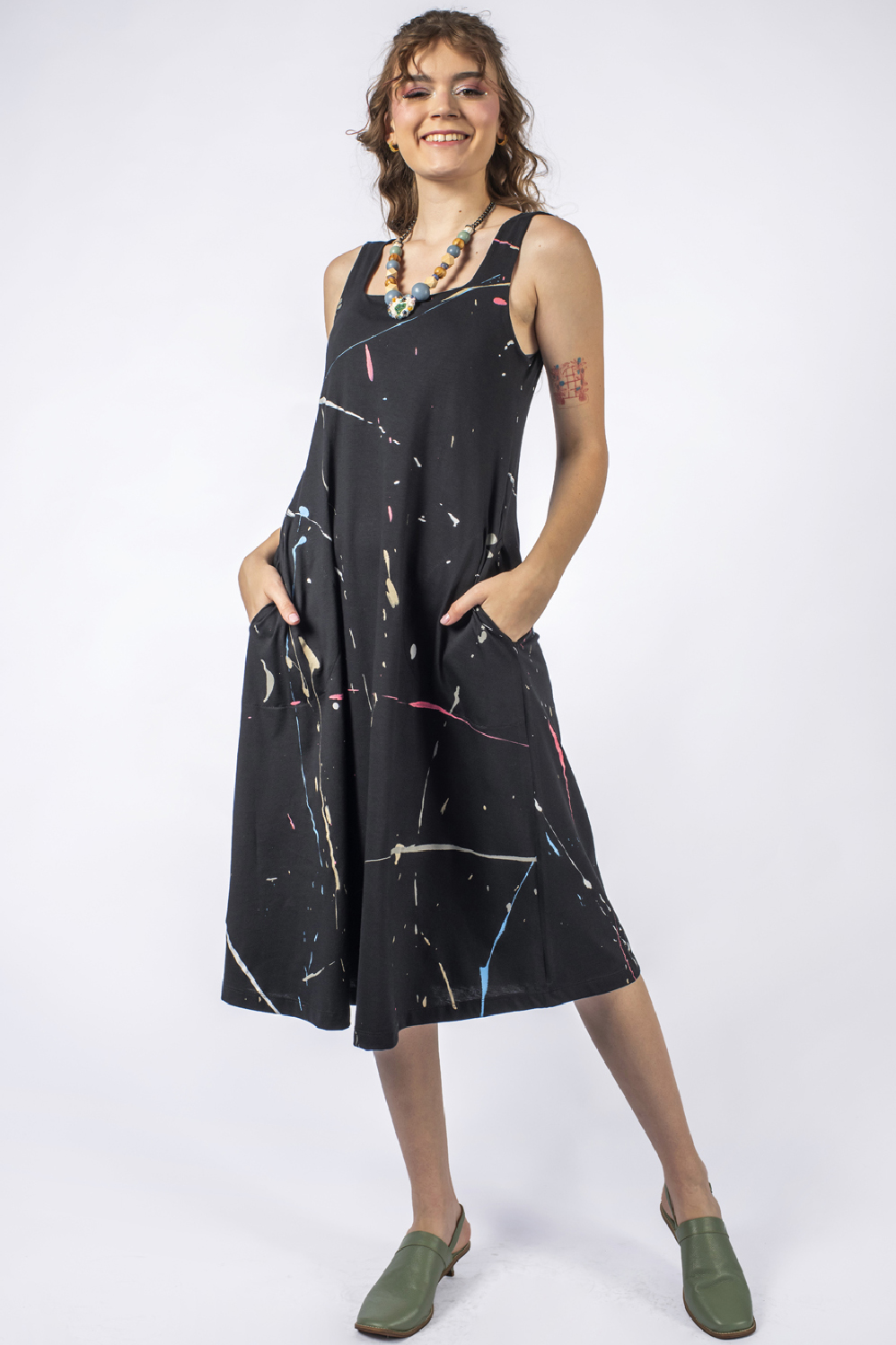 VESTIDO PINTADO À MÃO, REGATA, COM DECOTE QUADRADO, LEVEMENTE LINHA A, ABAIXO DO JOELHO COM BOLSOS