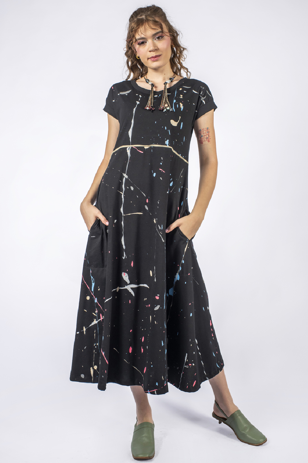 VESTIDO PINTADO À MÃO, MIDI LINHA A, COM MANGA JAPONESA, RECORTE NA CINTURA E BOLSOS
