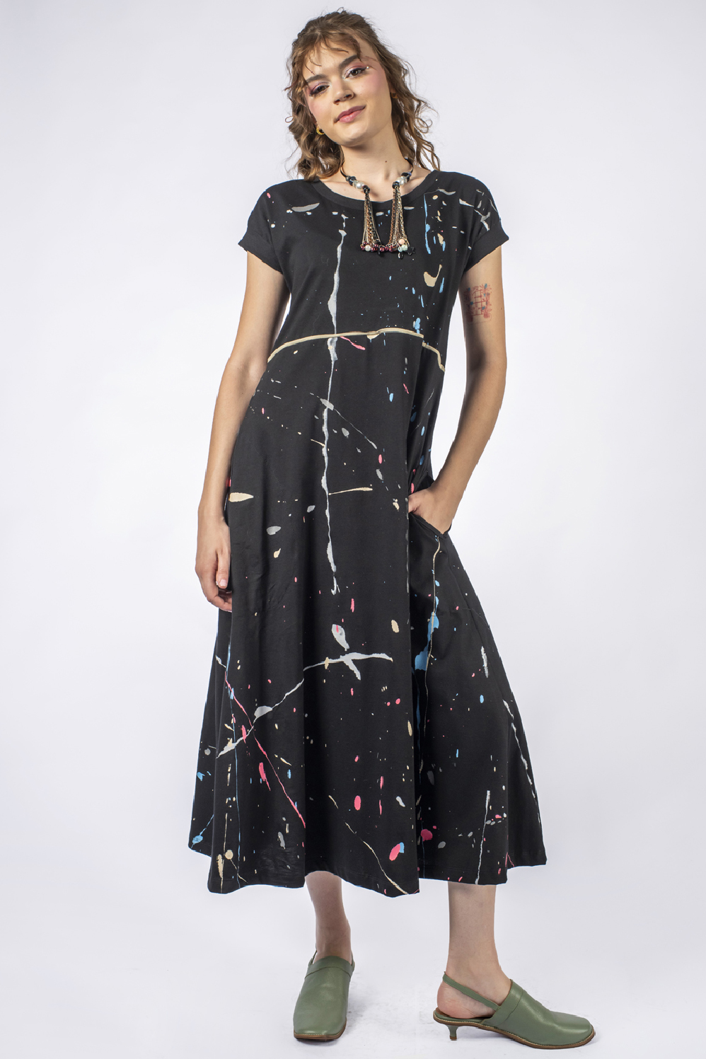 VESTIDO PINTADO À MÃO, MIDI LINHA A, COM MANGA JAPONESA, RECORTE NA CINTURA E BOLSOS
