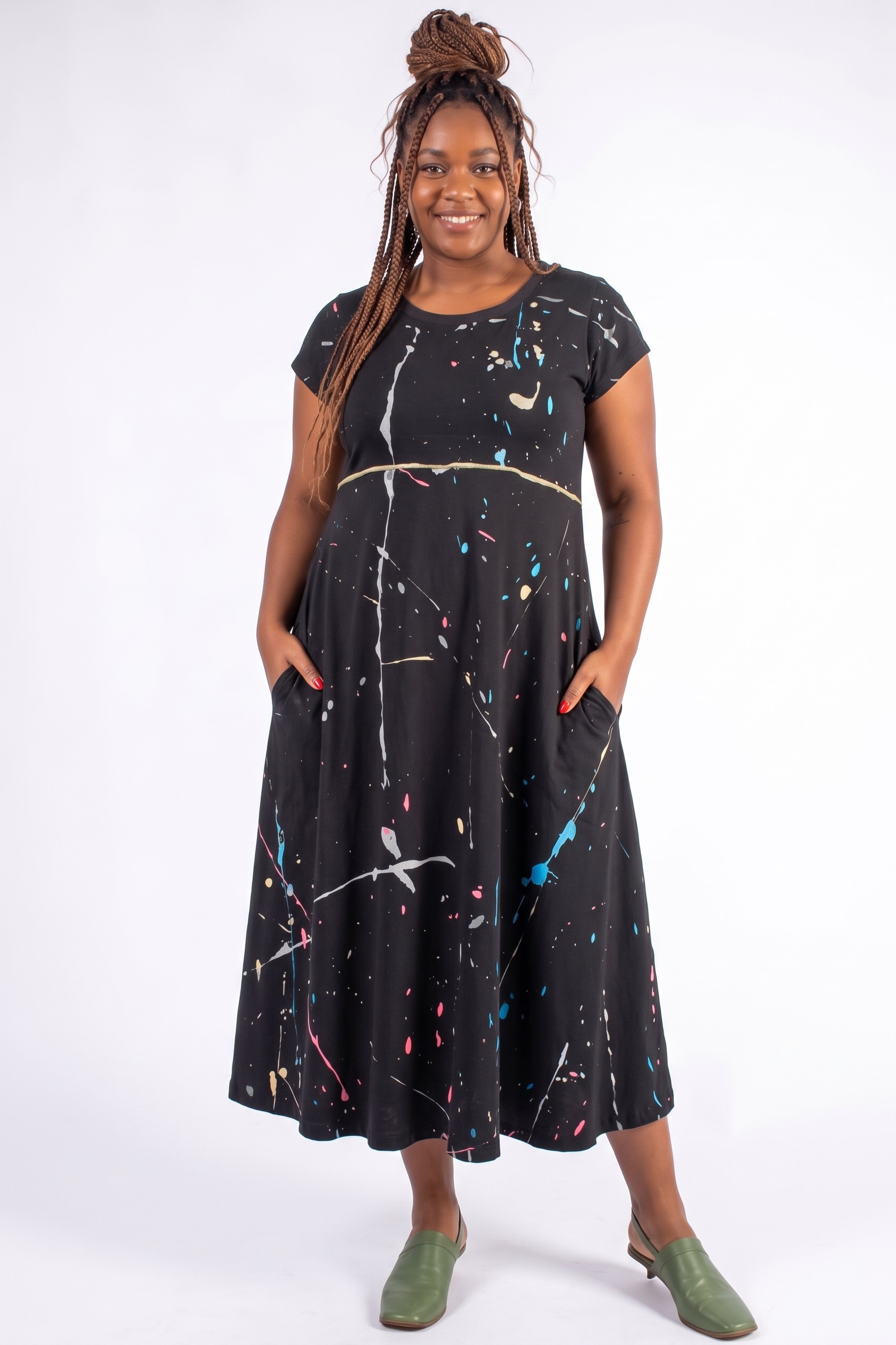 VESTIDO PLUS SIZE PINTADO À MÃO, MIDI, LINHA A, COM MANGA JAPONESA, RECORTE NA CINTURA E BOLSOS