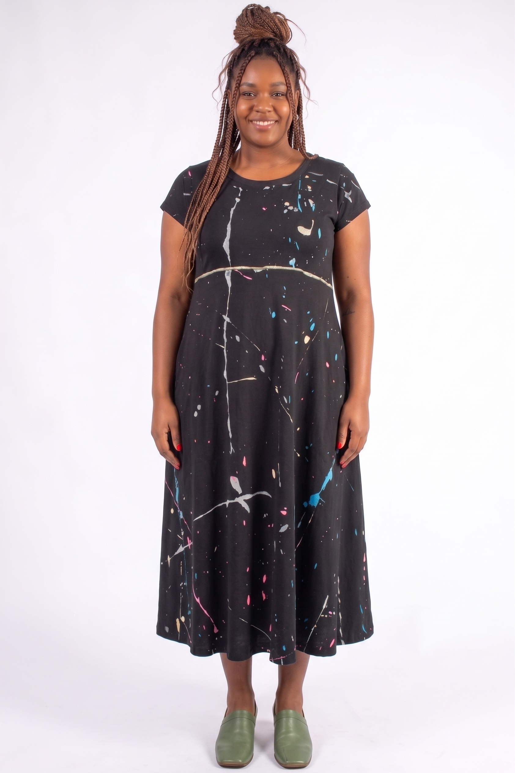 VESTIDO PLUS SIZE PINTADO À MÃO, MIDI, LINHA A, COM MANGA JAPONESA, RECORTE NA CINTURA E BOLSOS