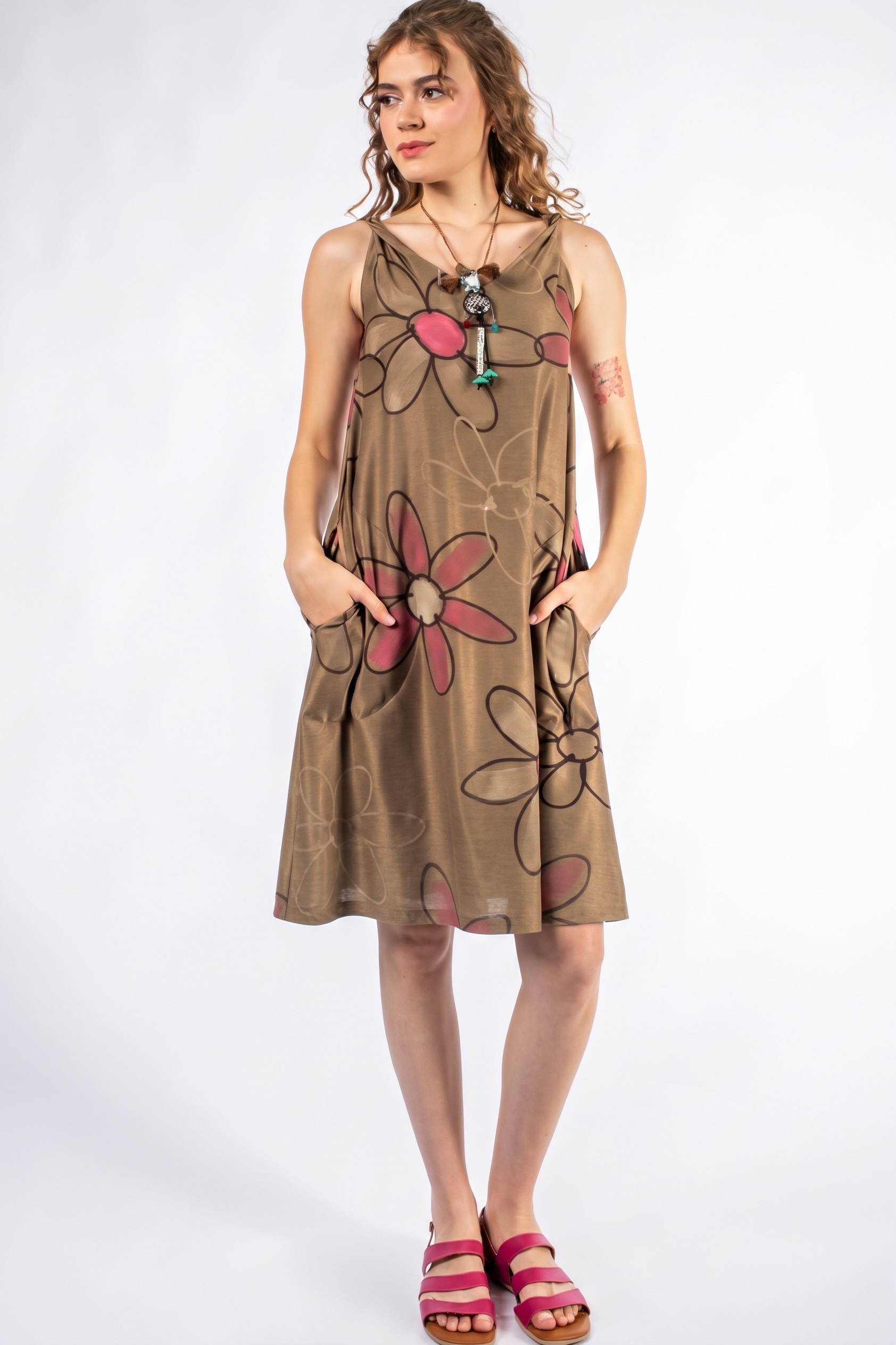 VESTIDO PINTADO À MÃO REGATA SOLTINHO COM BOLSOS E DETALHE DA ALÇA TORCIDA
