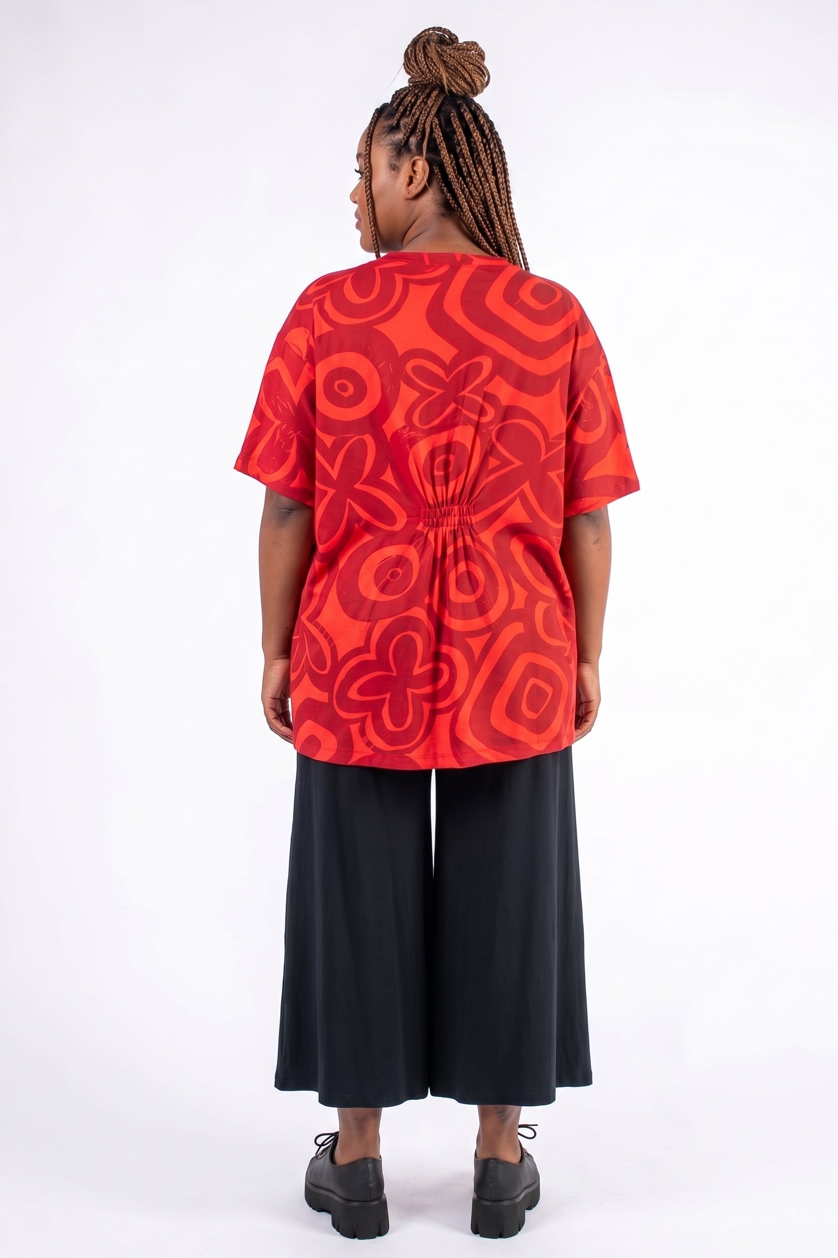 BLUSA PLUS SIZE SOLTONA COM DECOTE V E DETALHE DE FRANZIDO NAS COSTAS