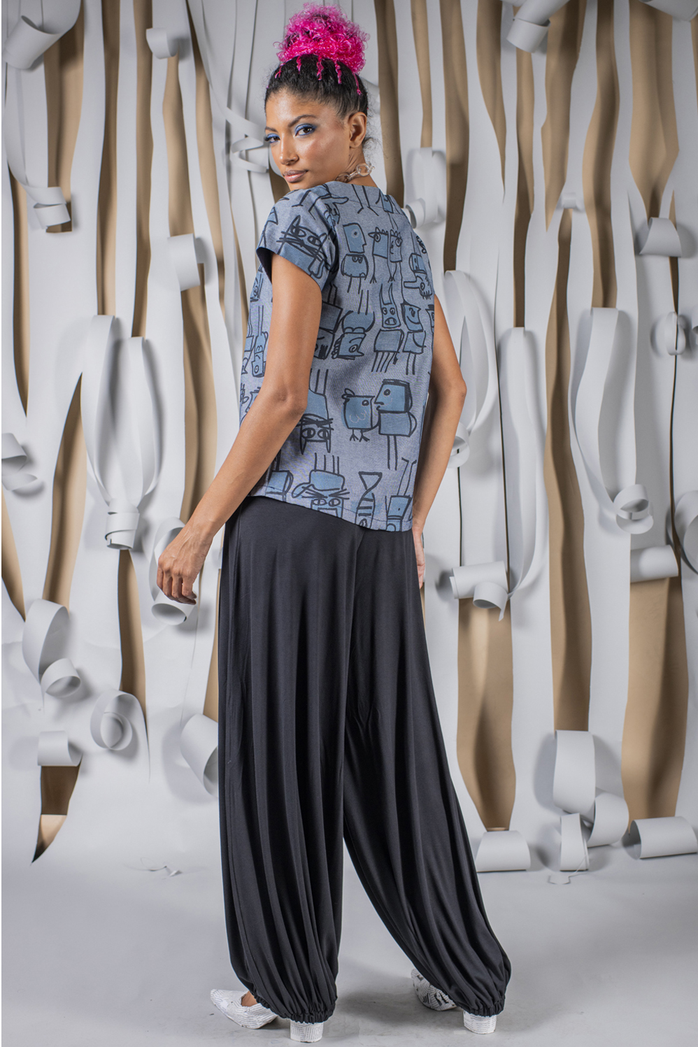 BLUSA RETA COM MANGA CURTA, DECOTE REDONDO E PENCES NO BUSTO - Imagem 3
