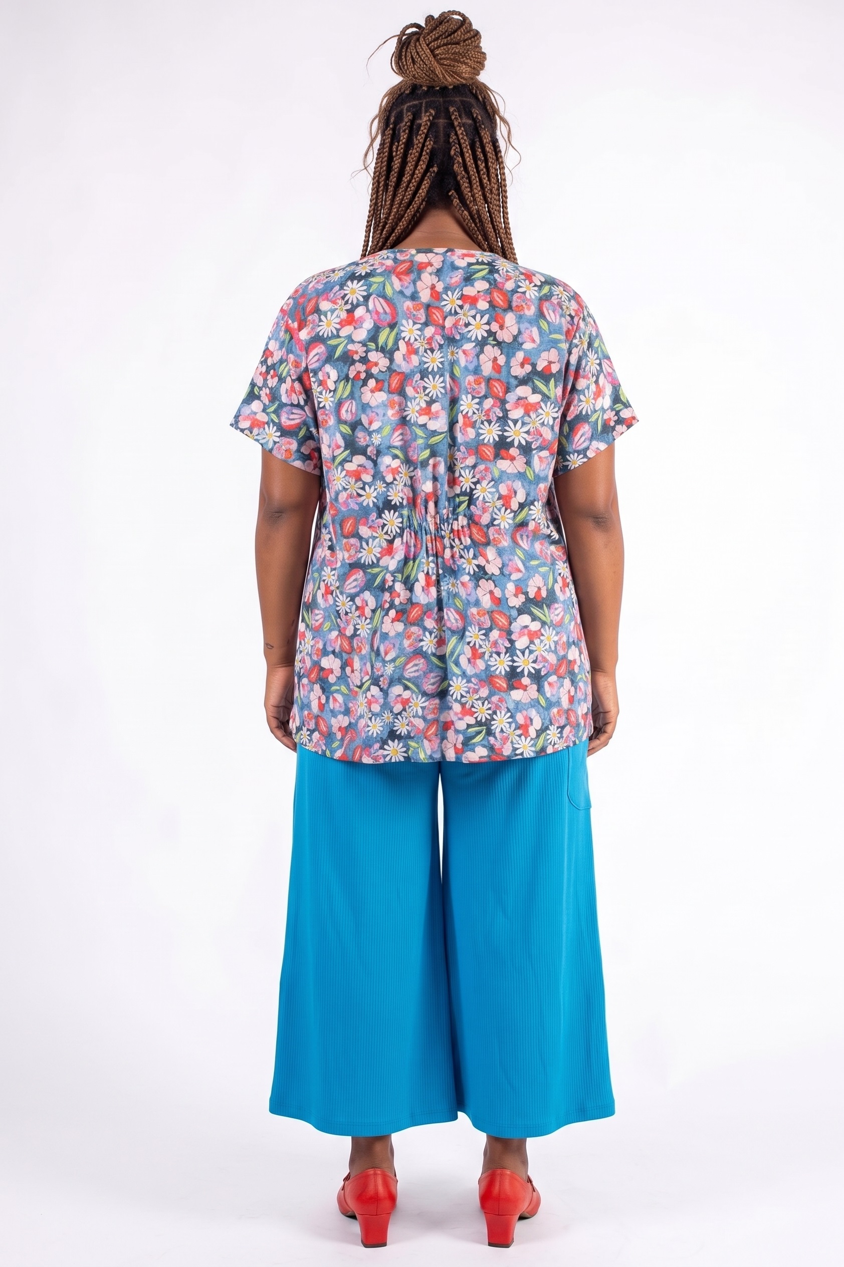 BLUSA PLUS SIZE SOLTONA COM DECOTE V E DETALHE DE FRANZIDO NAS COSTAS
