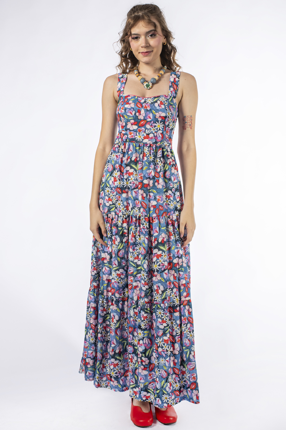 VESTIDO MIDI DE ALÇA LARGA E BABADOS TIPO CIGANA