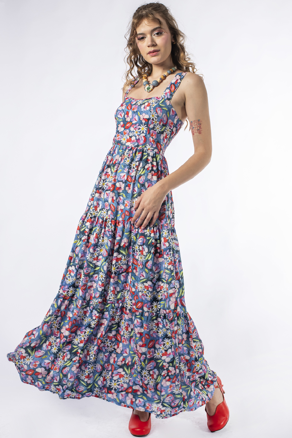 VESTIDO MIDI DE ALÇA LARGA E BABADOS TIPO CIGANA