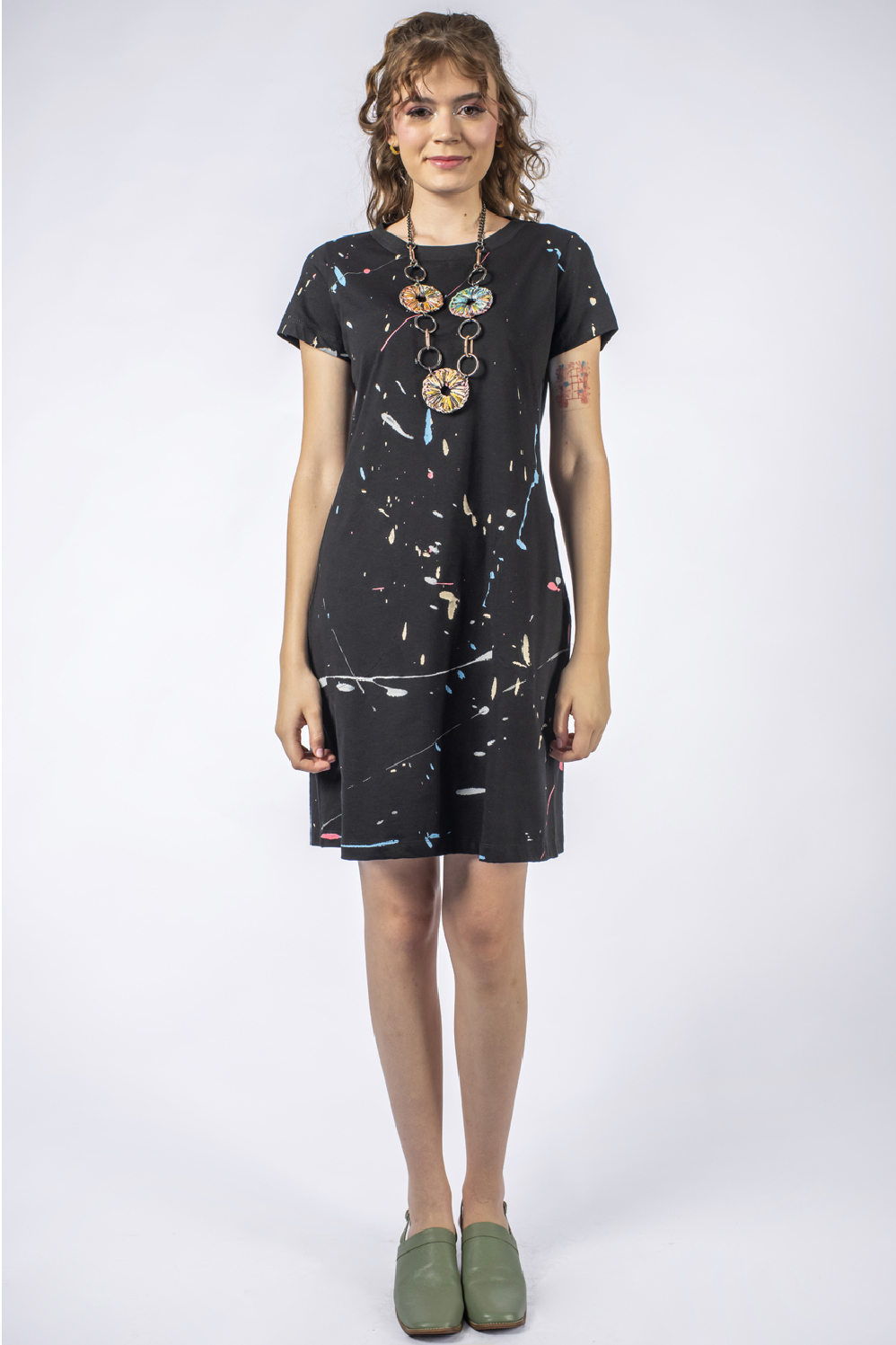 VESTIDO PINTADO À MÃO RETO TIPO CAMISETA COM BOLSOS E MANGA CURTA