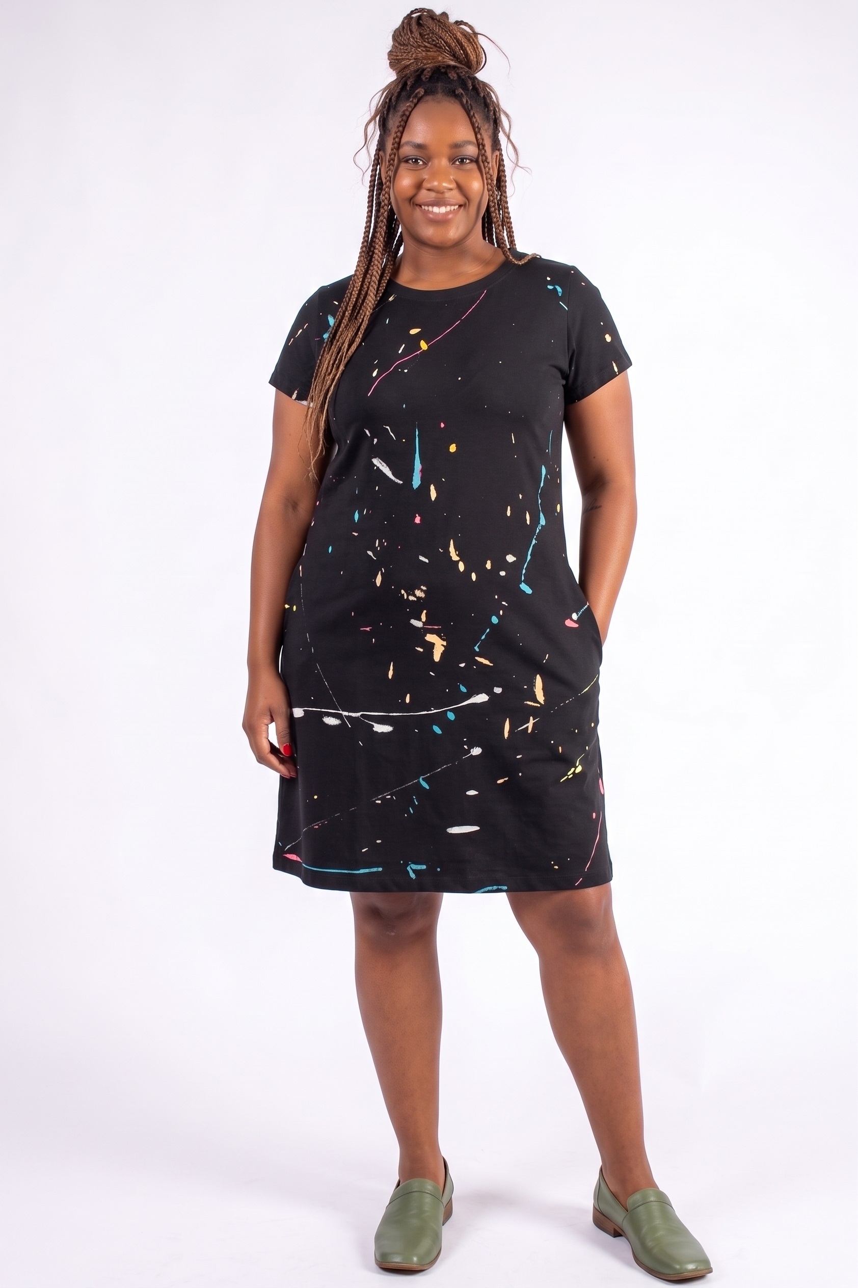 VESTIDO PLUS SIZE PINTADO À MÃO RETO TIPO CAMISETA, COM BOLSOS E MANGA CURTA
