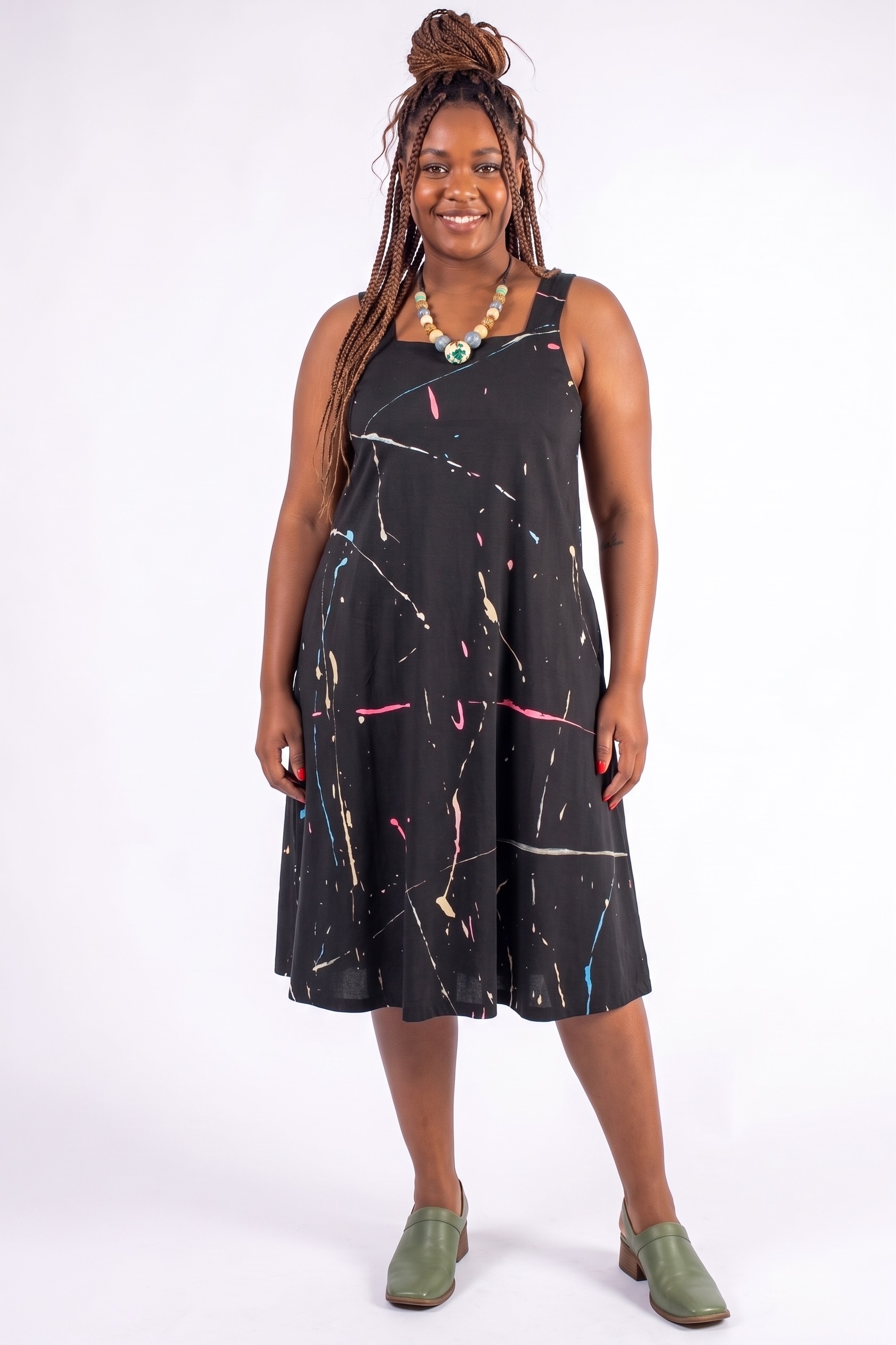 VESTIDO PLUS SIZE PINTADO À MÃO, REGATA, COM DECOTE QUADRADO, LEVEMENTE LINHA A, ABAIXO DO JOELHO COM BOLSOS