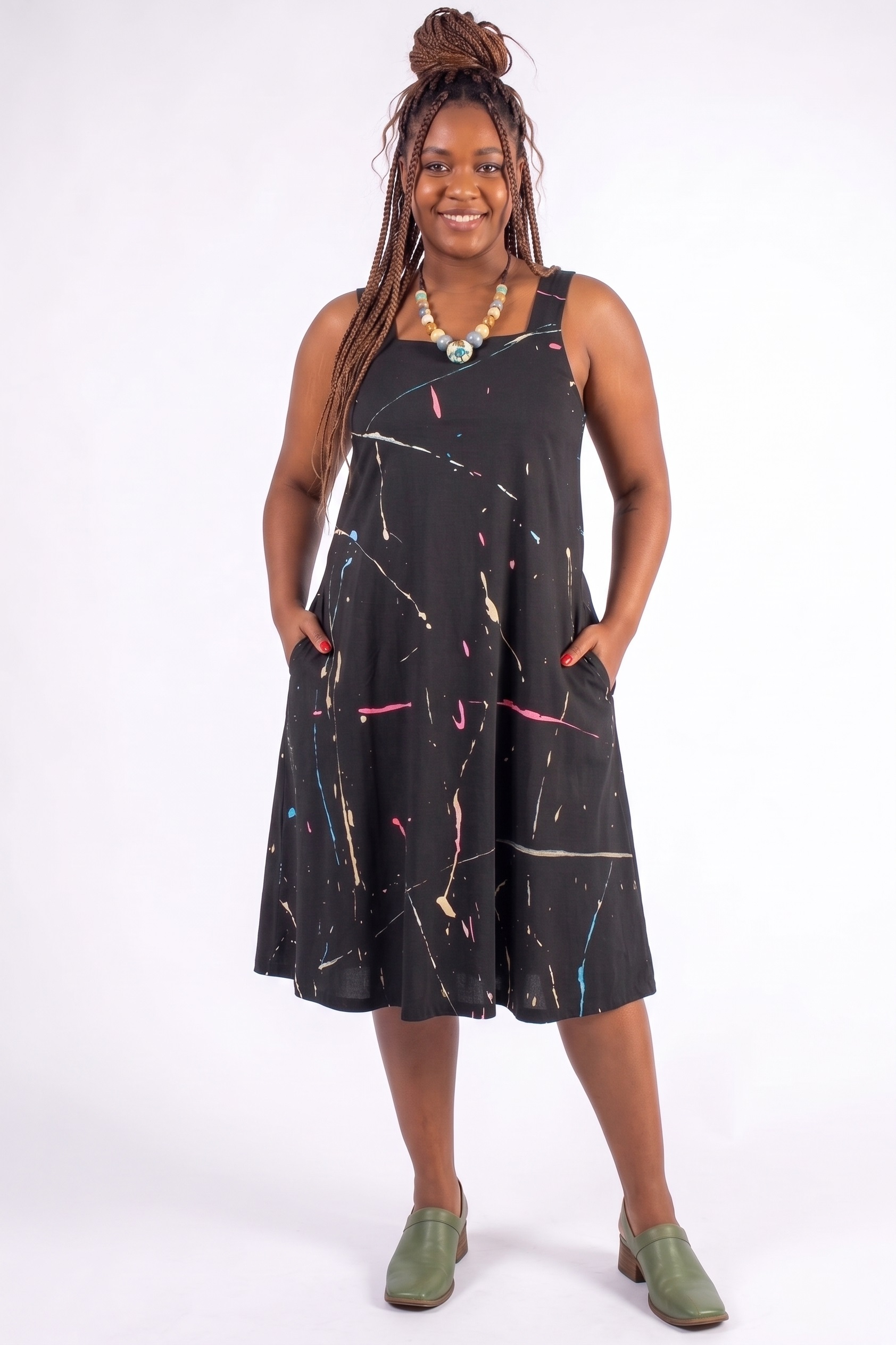 VESTIDO PLUS SIZE PINTADO À MÃO, REGATA, COM DECOTE QUADRADO, LEVEMENTE LINHA A, ABAIXO DO JOELHO COM BOLSOS