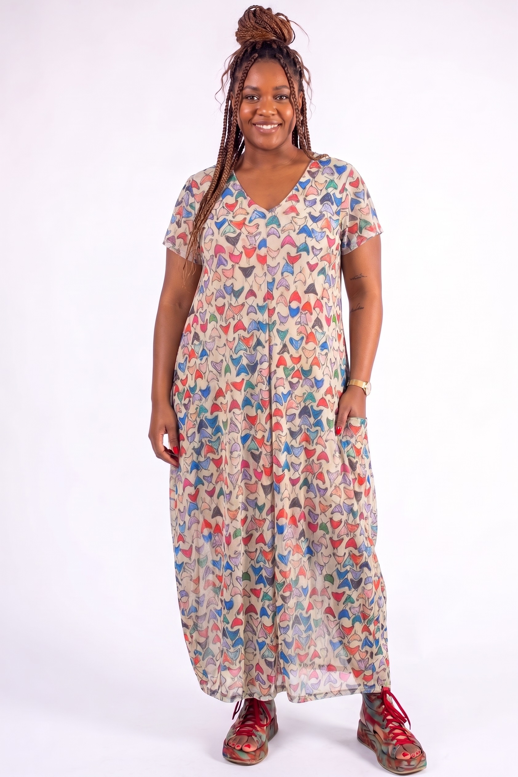 VESTIDO PLUS SIZE LONGO COM DECOTE REDONDO, BOLSOS E LATERAL DRAPEADA
