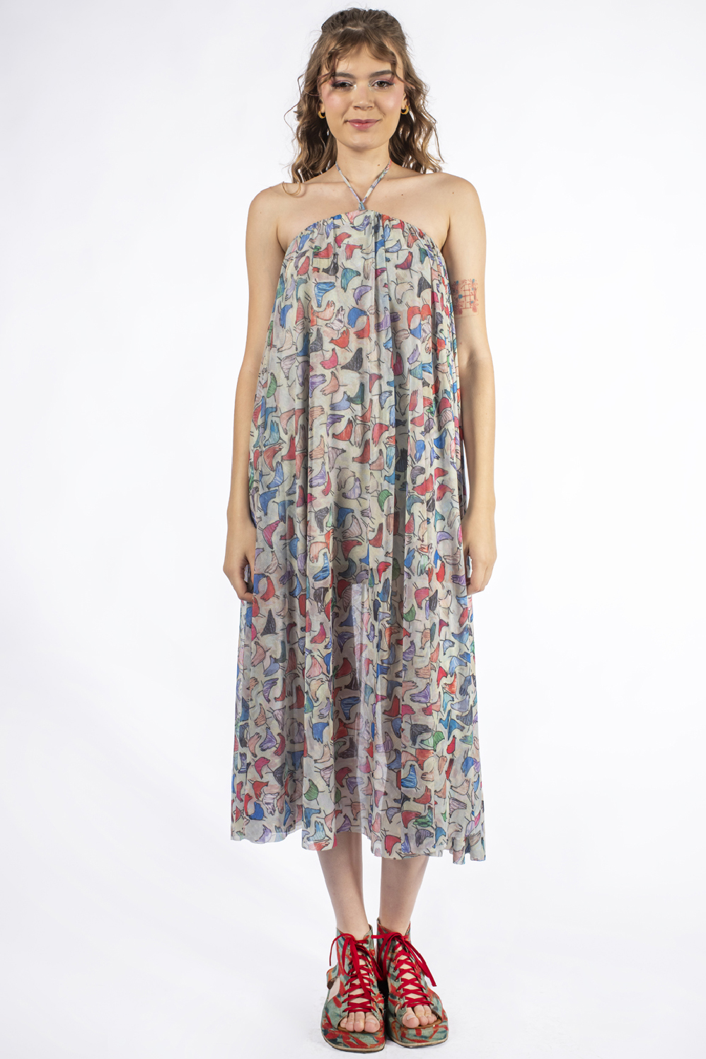 VESTIDO MIDI, SUPER GODÊ, COM DETALHE DE FRANZIDO NO DECOTE E AMARRAÇÃO OPCIONAL NO PESCOÇO