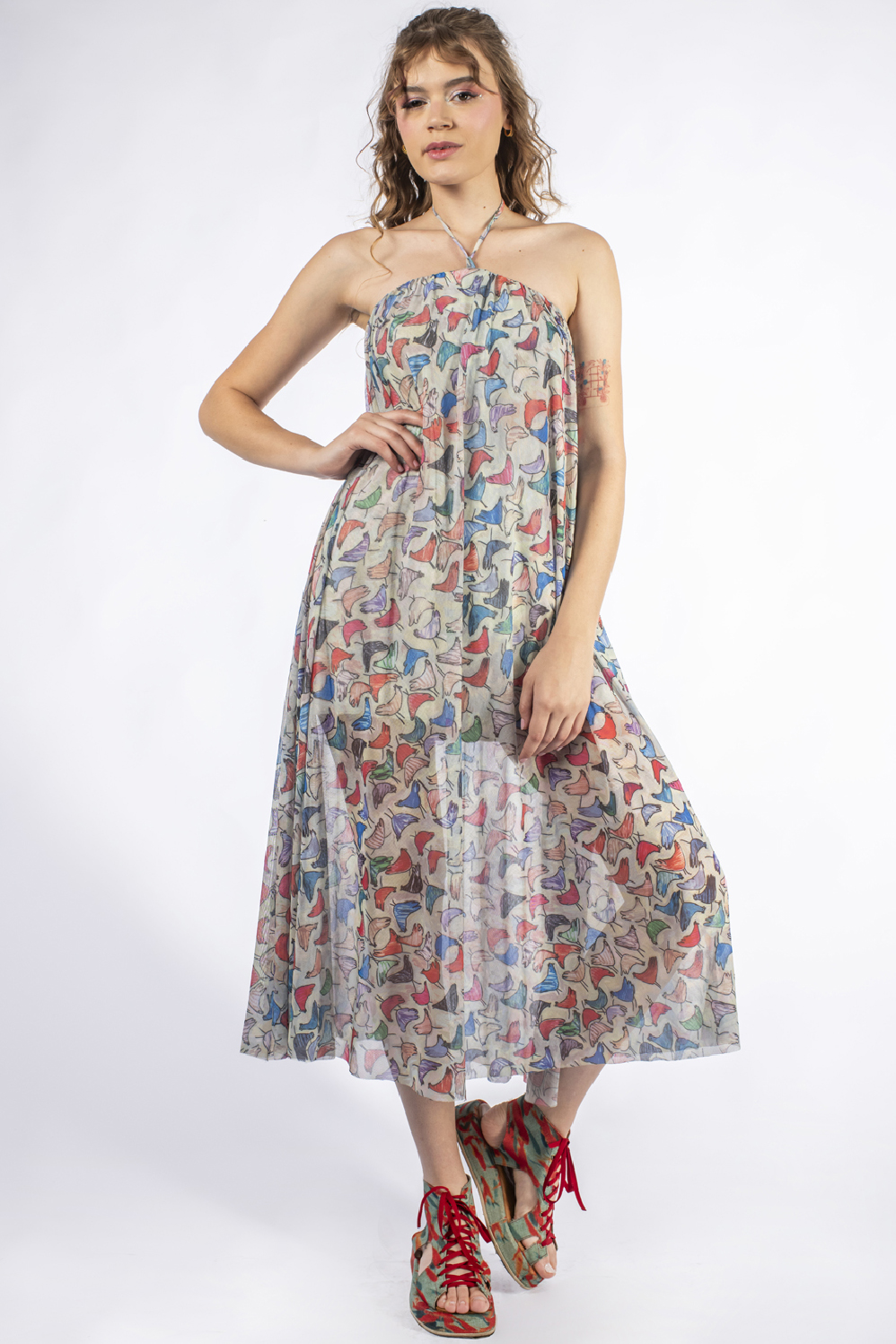 VESTIDO MIDI, SUPER GODÊ, COM DETALHE DE FRANZIDO NO DECOTE E AMARRAÇÃO OPCIONAL NO PESCOÇO