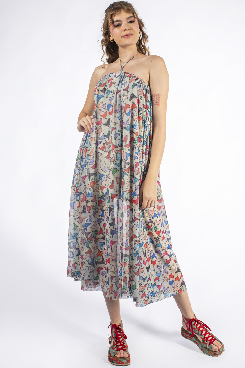 VESTIDO MIDI, SUPER GODÊ, COM DETALHE DE FRANZIDO NO DECOTE E AMARRAÇÃO OPCIONAL NO PESCOÇO - Imagem 4