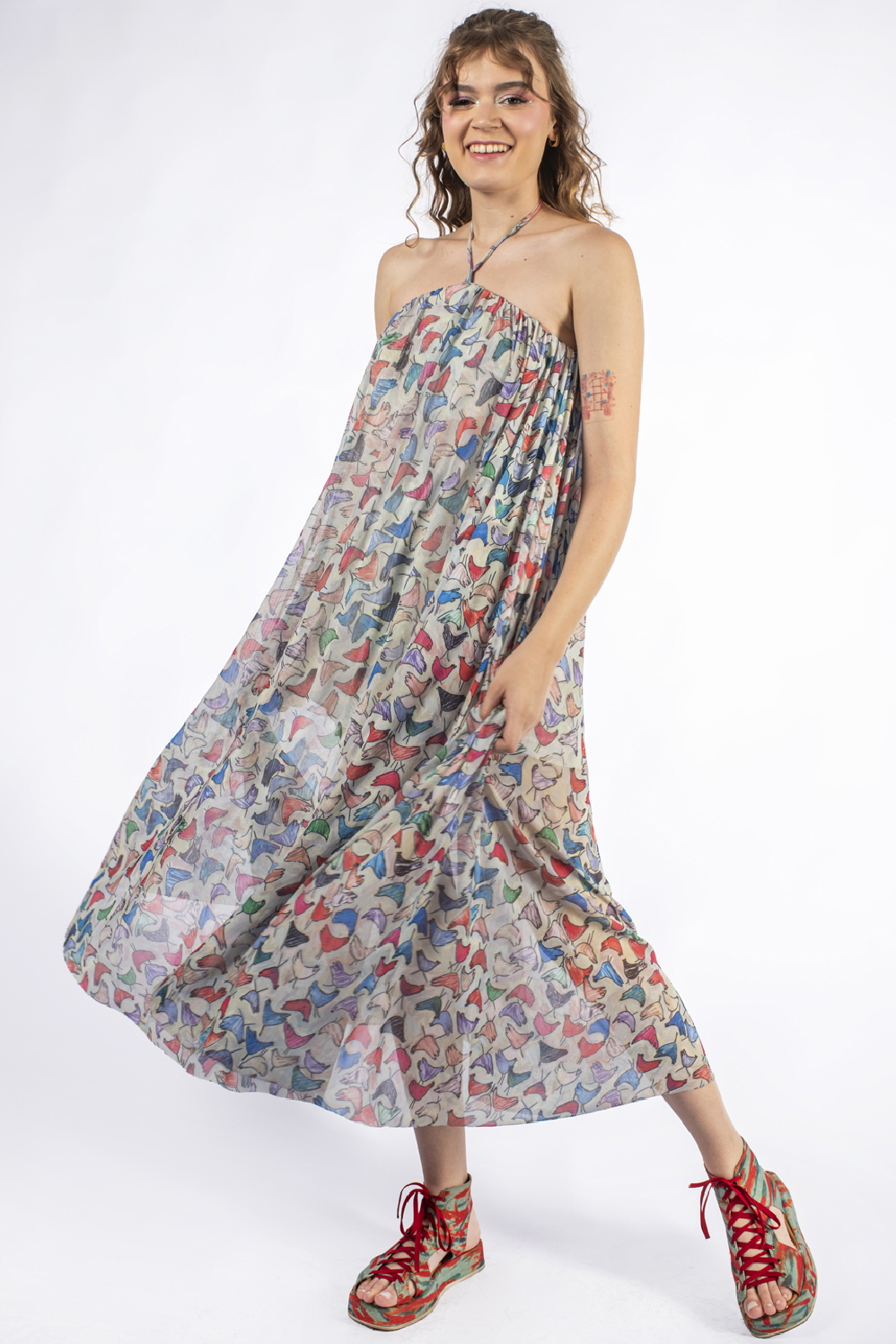 VESTIDO MIDI, SUPER GODÊ, COM DETALHE DE FRANZIDO NO DECOTE E AMARRAÇÃO OPCIONAL NO PESCOÇO - Imagem 5