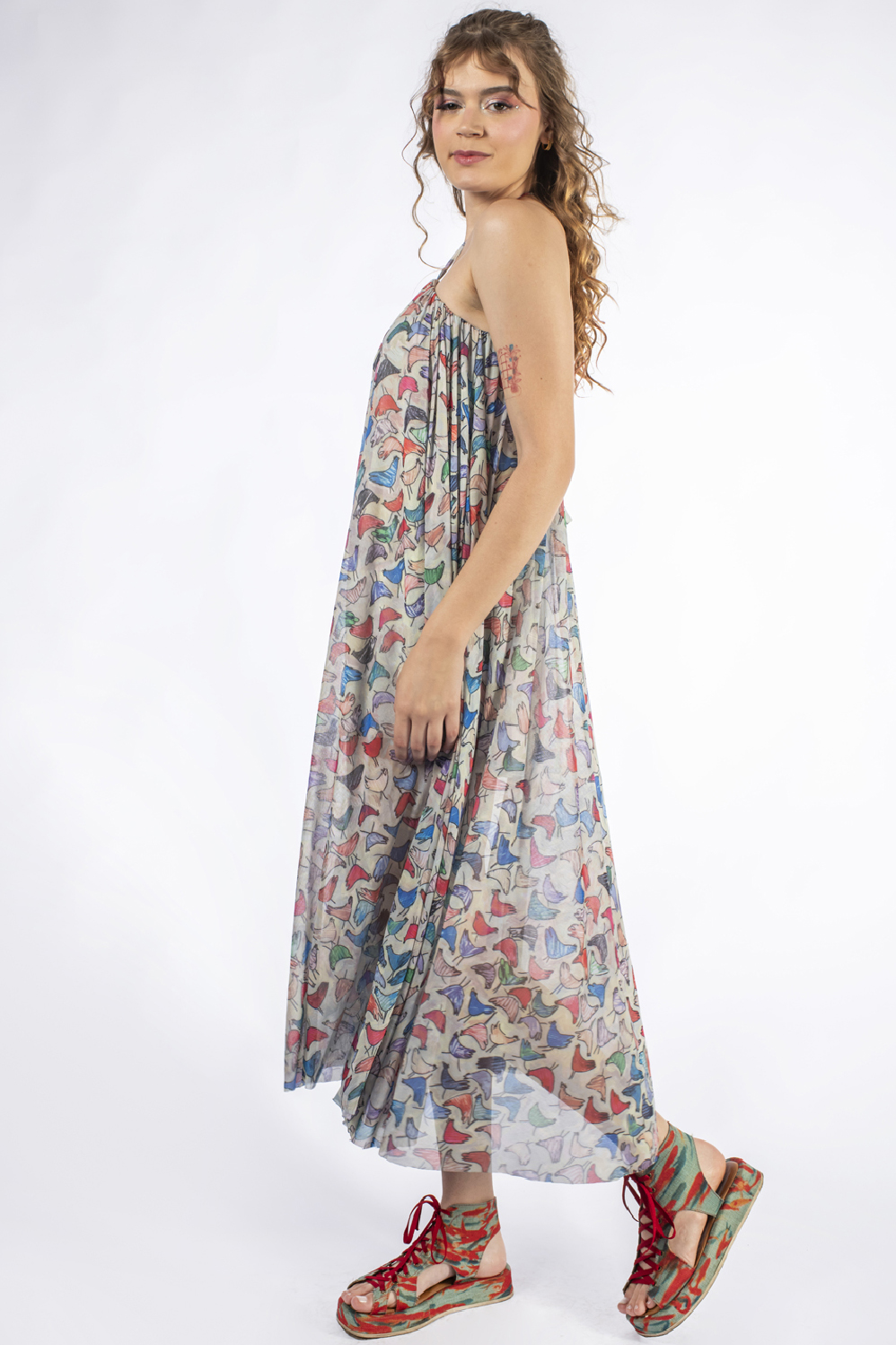 VESTIDO MIDI, SUPER GODÊ, COM DETALHE DE FRANZIDO NO DECOTE E AMARRAÇÃO OPCIONAL NO PESCOÇO - Imagem 6