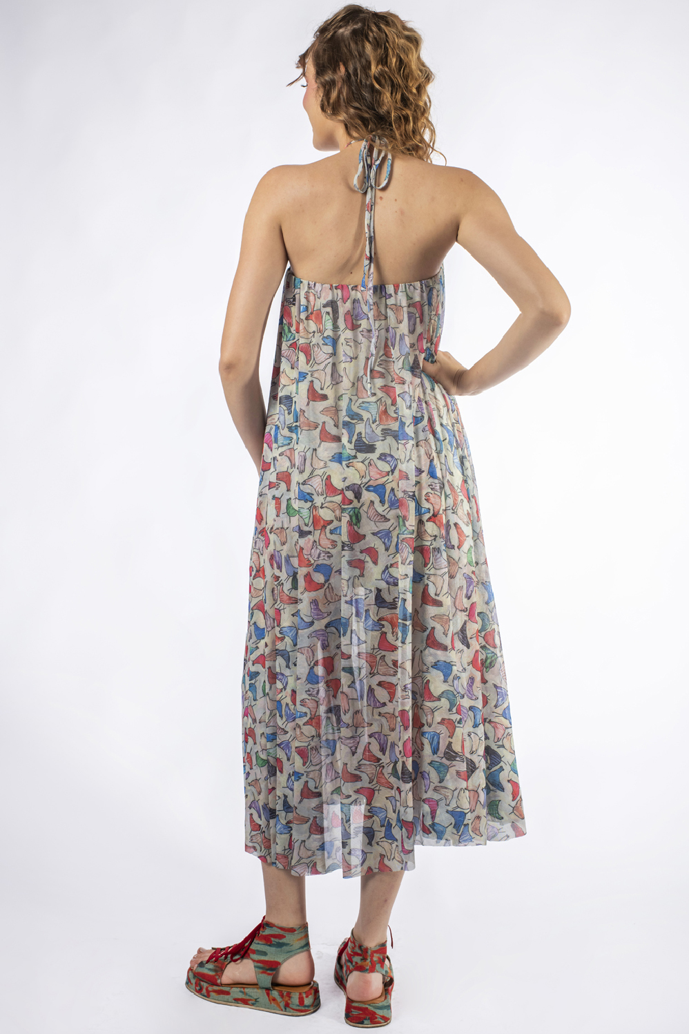VESTIDO MIDI, SUPER GODÊ, COM DETALHE DE FRANZIDO NO DECOTE E AMARRAÇÃO OPCIONAL NO PESCOÇO - Imagem 7