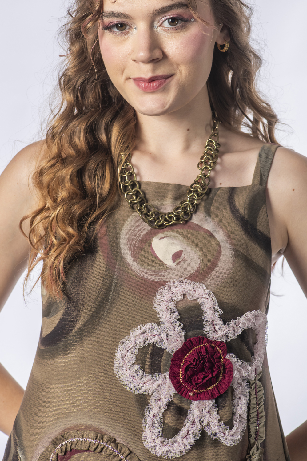 VESTIDO PINTADO À MÃO MIDI DE ALÇA, DECOTE RETO, LEVEMENTE LINHA A, COM BOLSOS E CUSTOMIZAÇÃO - Imagem 3