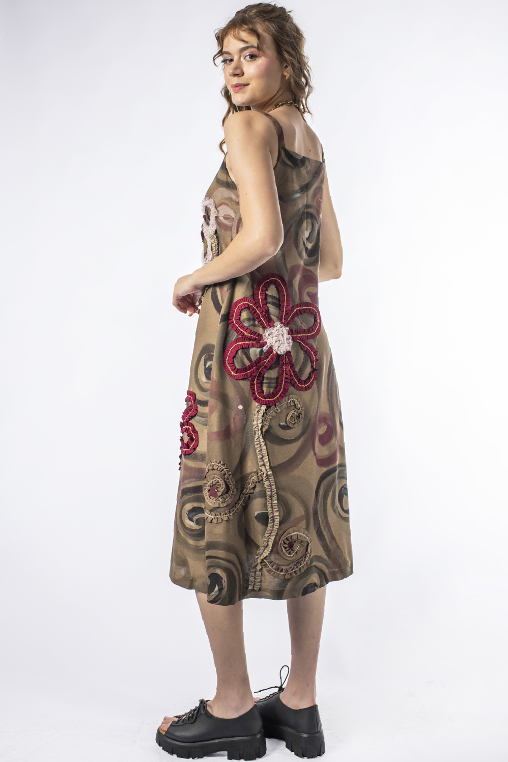 VESTIDO PINTADO À MÃO MIDI DE ALÇA, DECOTE RETO, LEVEMENTE LINHA A, COM BOLSOS E CUSTOMIZAÇÃO - Imagem 6
