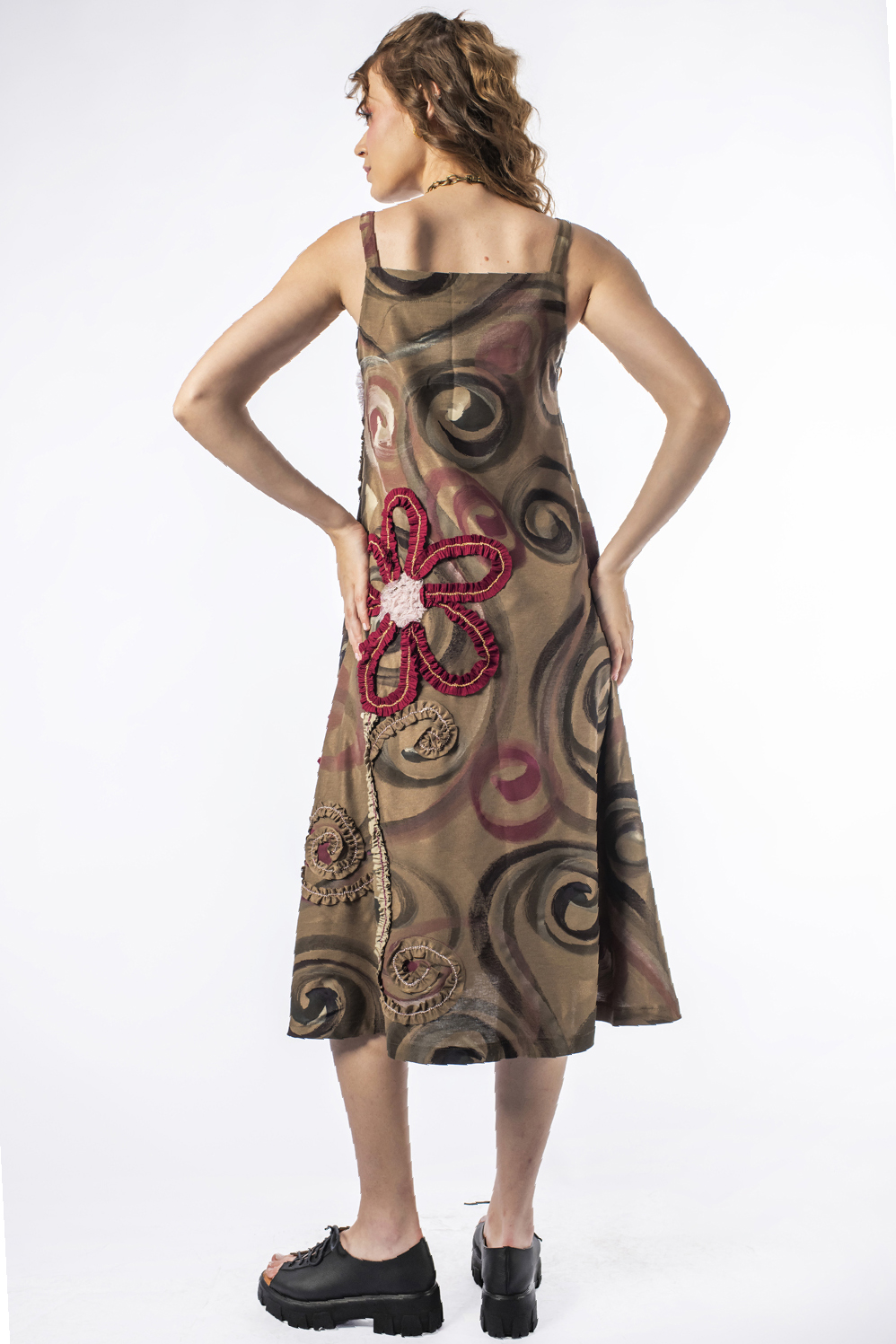 VESTIDO PINTADO À MÃO MIDI DE ALÇA, DECOTE RETO, LEVEMENTE LINHA A, COM BOLSOS E CUSTOMIZAÇÃO - Imagem 9