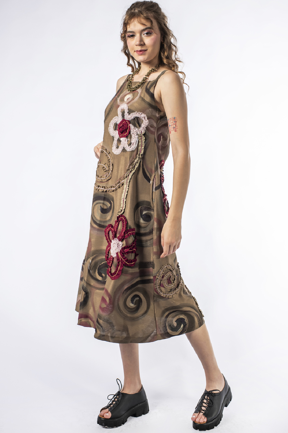 VESTIDO PINTADO À MÃO MIDI DE ALÇA, DECOTE RETO, LEVEMENTE LINHA A, COM BOLSOS E CUSTOMIZAÇÃO - Imagem 4