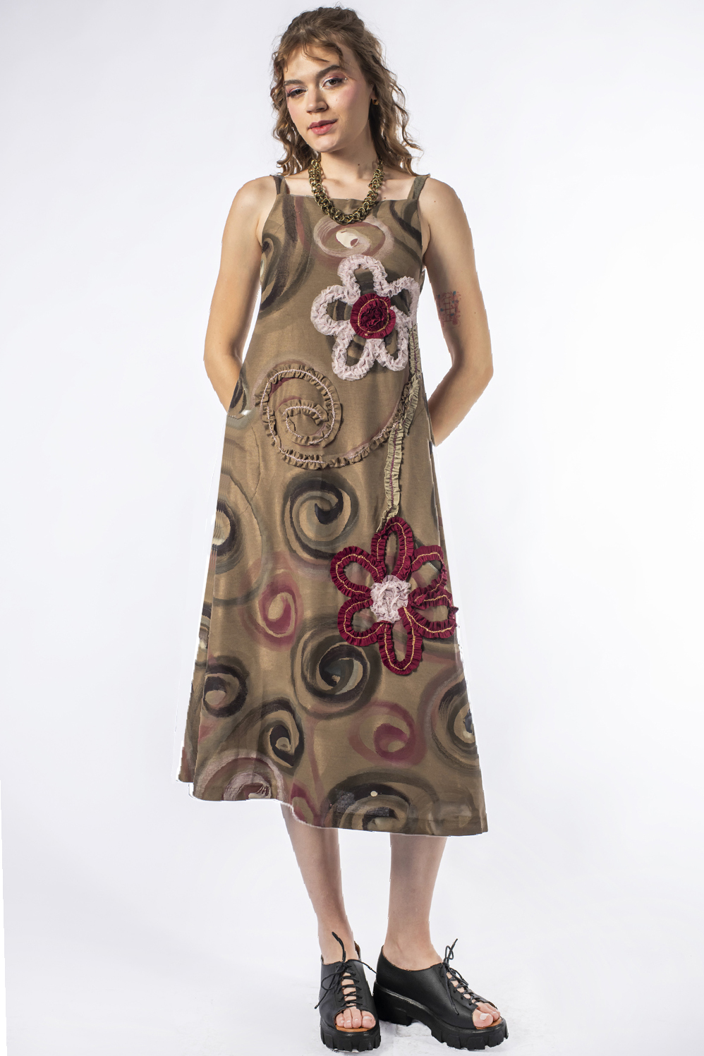 VESTIDO PINTADO À MÃO MIDI DE ALÇA, DECOTE RETO, LEVEMENTE LINHA A, COM BOLSOS E CUSTOMIZAÇÃO