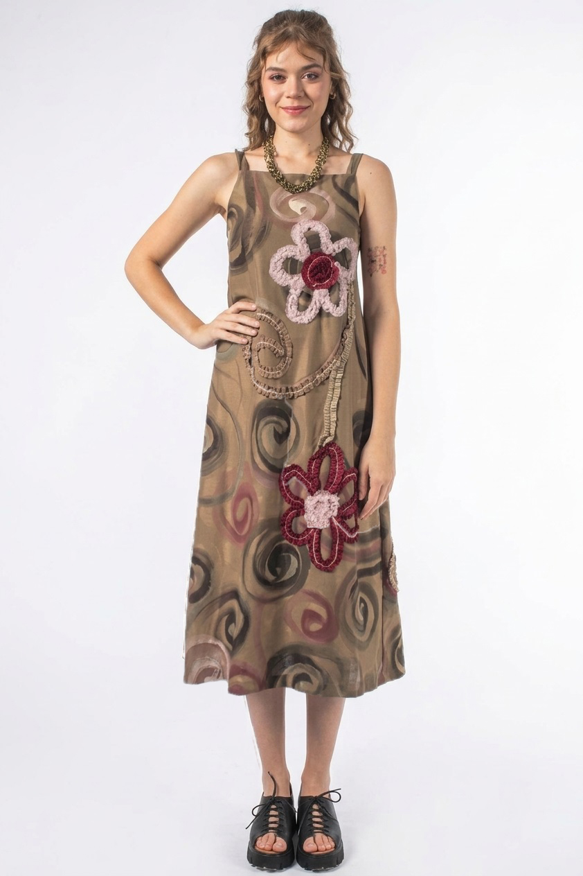 VESTIDO PINTADO À MÃO MIDI DE ALÇA, DECOTE RETO, LEVEMENTE LINHA A, COM BOLSOS E CUSTOMIZAÇÃO
