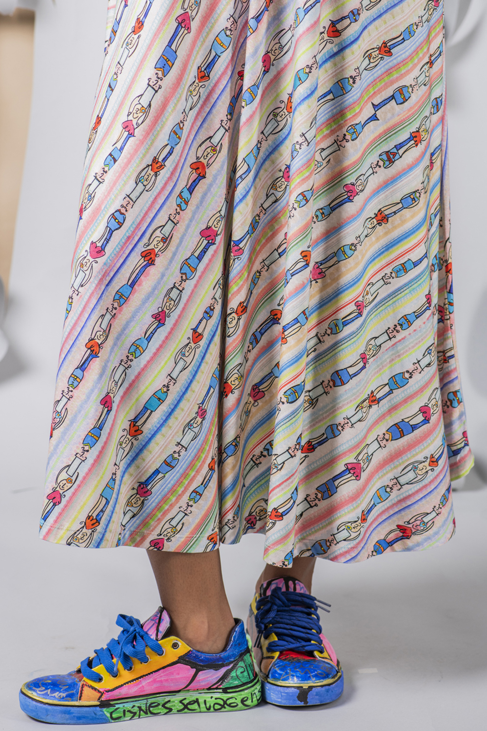 VESTIDO MIDI DE ALÇA LEVEMENTE LINHA A COM DETALHE DE BUSTO TODO FRANZIDINHO - Imagem 4